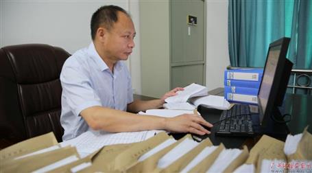 初心不改　本色不褪——記廣西勤廉榜樣、河池市紀(jì)委副書記、監(jiān)委副主任黃振林