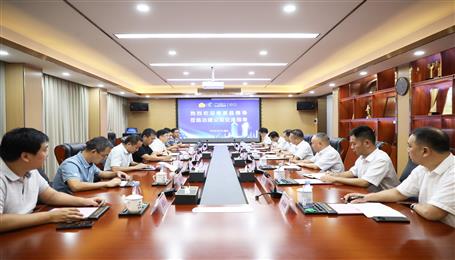 覃振華與鹿寨縣委副書記、縣長楊毅舉行工作會(huì)談
